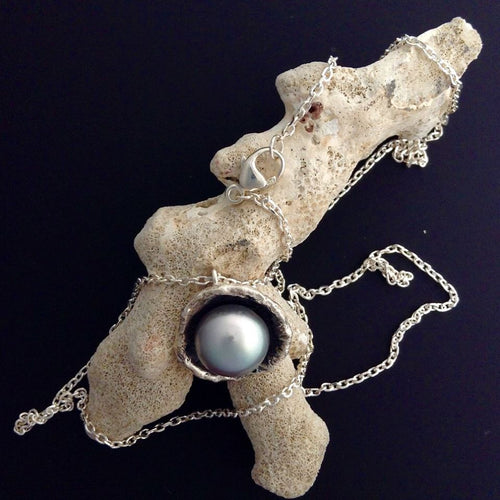 BOLD FLO NECKLACE